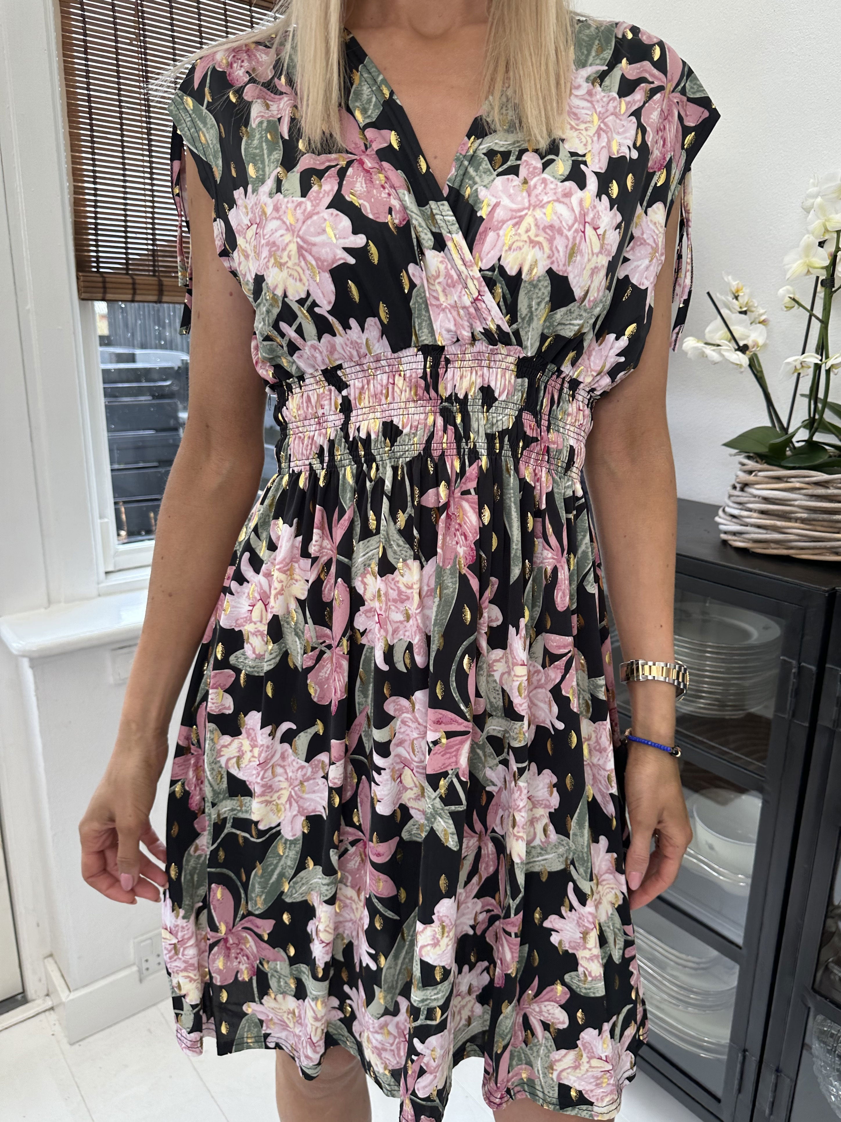 Pams Flower Short - Kort elastisk kjole i krølfrit stof